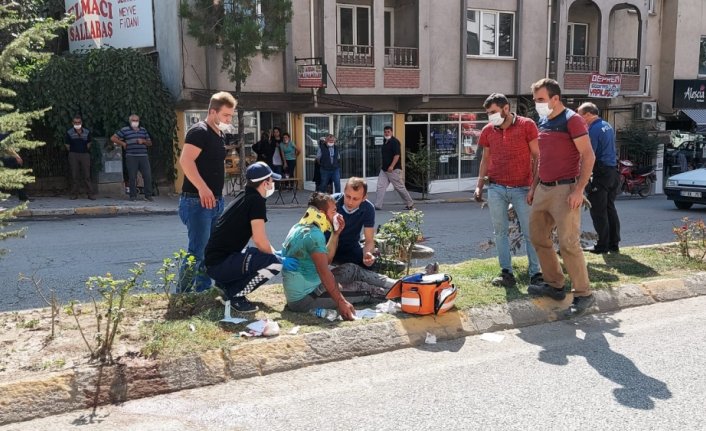 Gümüşhacıköy'de motosiklet yayaya çarptı: 2 yaralı