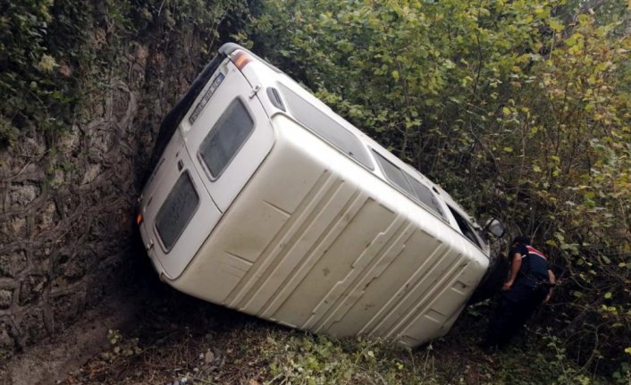 Karabük'te devrilen minibüsün sürücüsü yaralandı