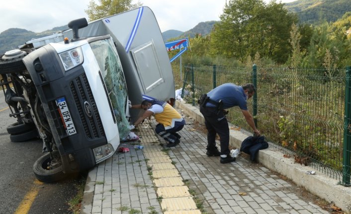 Kastamonu'da kamyonetin devrilmesi sonucu 3 kişi yaralandı