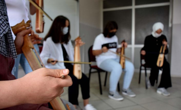 Kemençe eğitimi alan öğrenciler, kamera karşısına geçip klip çekti