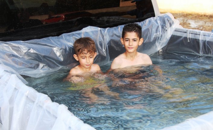 Pikap aracının kasasını havuz çevirdi