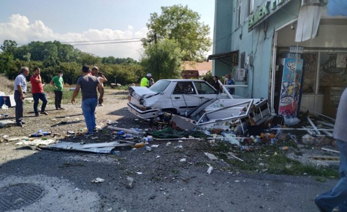 Samsun'da kamyonet park halindeki otomobile çarptı 3 kişi yaralandı