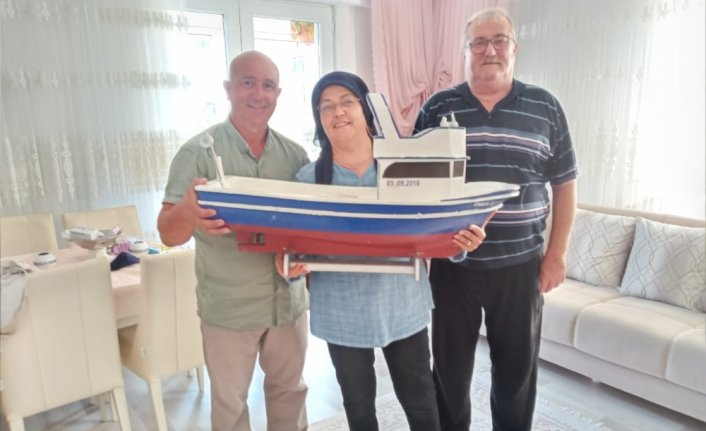 Şehit ailesine, oğullarının balıkçılık yaptığı teknenin maketi hediye edildi