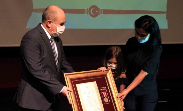 Şehit polisin devlet övünç madalyasını 7 yaşındaki kızı aldı