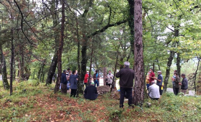 Serinlemek için girdiği çayda boğulan genç toprağa verildi