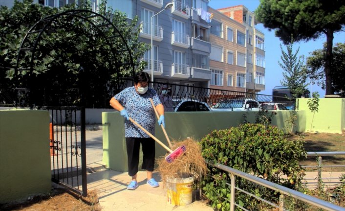 Sinop’ta sokağın ve caminin gönüllü temizlikçisi 