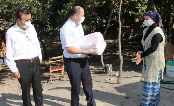 Taşova'da evdeki öğrencilere öğretmenleri kitaplarını götürdü