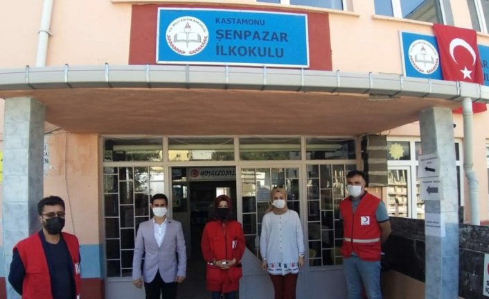 Türk Kızılaydan birinci sınıf öğrencilerine çanta hediyesi
