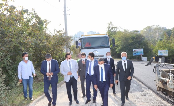 Vali Atay tarihi Ceneviz Kale yolu asfalt çalışmalarını yerinde inceledi