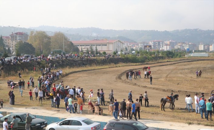 3. Beşikdüzü Cumhuriyet Rahvan At Yarışı yapıldı