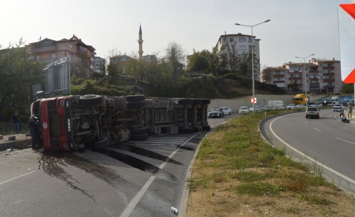 Bartın'da devrilen demir yüklü tır ulaşımı aksattı