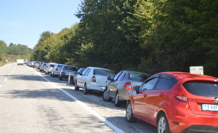 Bartın'da kestane toplamak isteyen vatandaşlar uzun araç kuyrukları oluşturdu