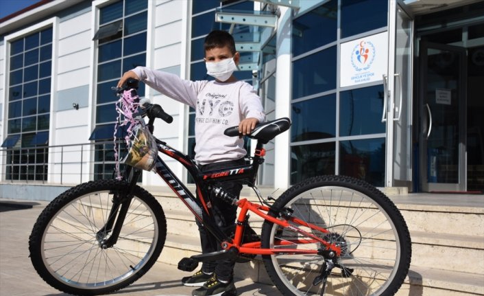 Bisikleti ezilen 6 yaşındaki Utku'ya Bakan Kasapoğlu'dan bisiklet hediyesi