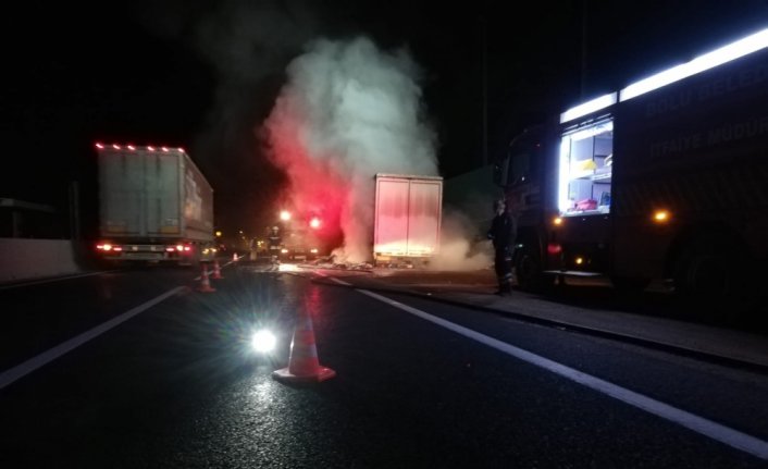 Bolu'da seyir halindeki kamyonun römorku yandı