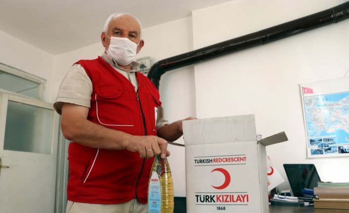 Çocukken kendisine kumaş ve çanta veren Türk Kızılayın 45 yıllık gönüllüsü