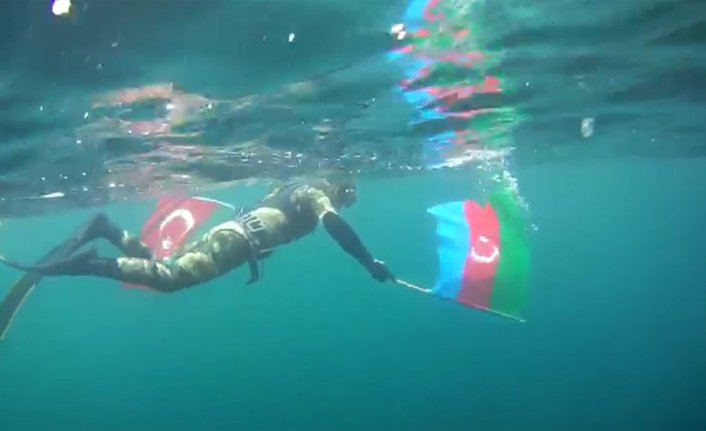 Cumhuriyet Bayramı'nı Türk ve Azerbaycan bayraklarıyla dalış yaparak kutladı