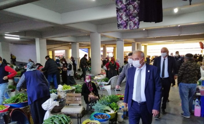 Devrek Belediye Başkanı Çetin Bozkurt, pazar yerini denetledi