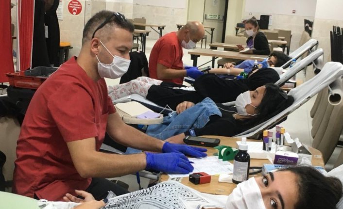 Düzce'de KYK yurdunda kalan öğrenciler kan bağışında bulundu