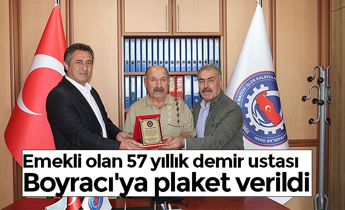 Emekli olan 57 yıllık demir ustası Boyracı'ya plaket verildi