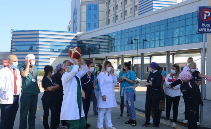 Kadın basketbolcular meme kanserine dikkati çekmek için sağlıkçılarla maç yaptı