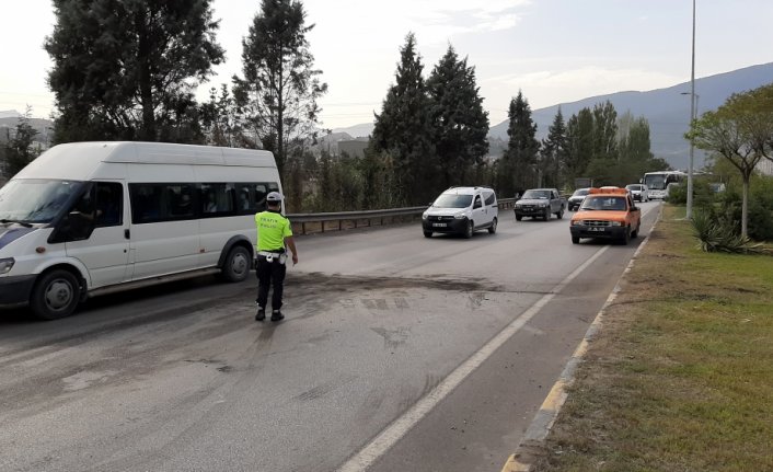 Karabük'te bariyere çarpan pikap refüje çıktı: 2 yaralı