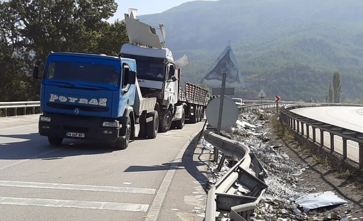 Karabük'te devrilen hurda yüklü tır ulaşımı aksattı