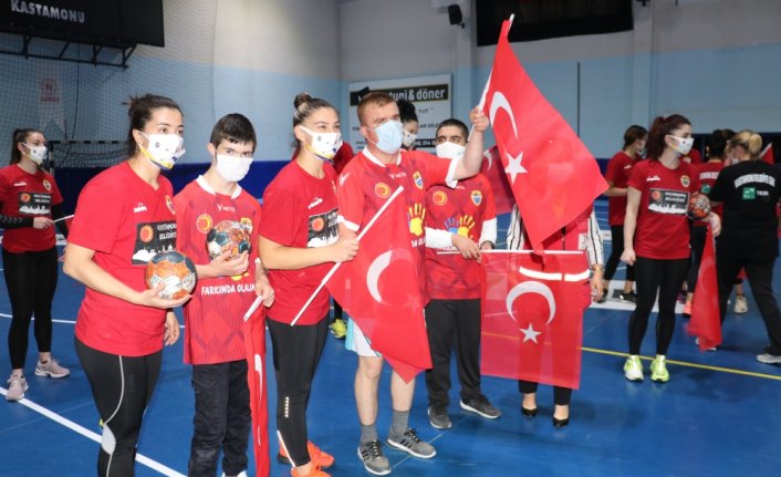 Kastamonu Belediyespor Kadın Hentbol Takımı'ndan anlamlı davranış