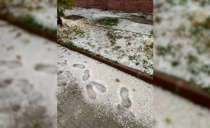 Kastamonu'da etkili olan dolu Seydiler ilçesini beyaza bürüdü