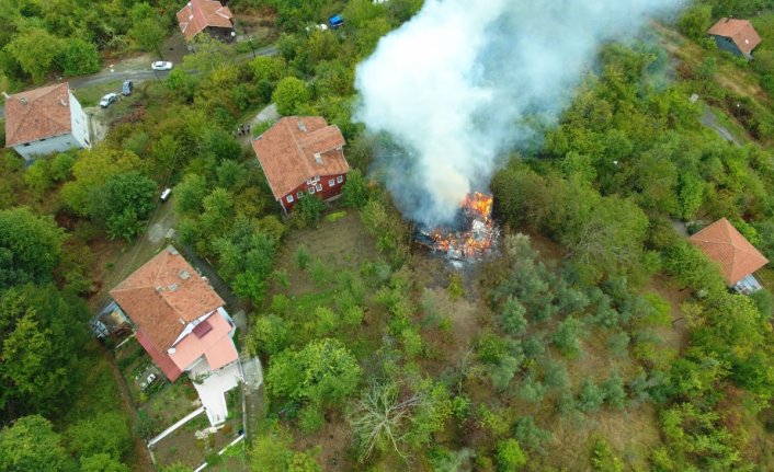 Kastamonu'da yıldırım düşmesi sonucu 2 katlı ev zarar gördü