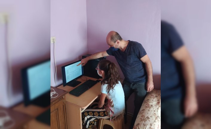 Öğretmen aynı telefondan EBA'ya giren kardeşlere bilgisayarını verdi