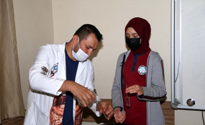 Okula kavuşmayı deney yaparak kutladılar