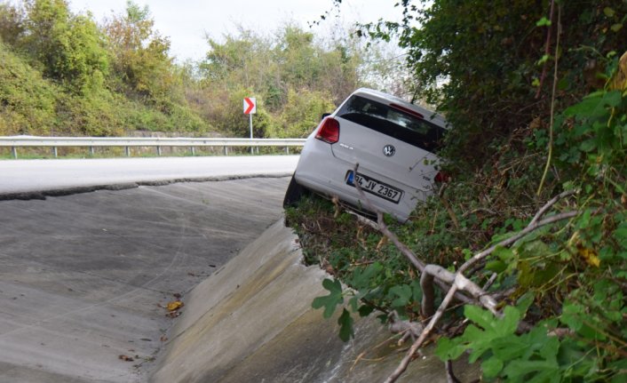 Otomobiliyle yol kenarındaki duvarının üstüne çıktı