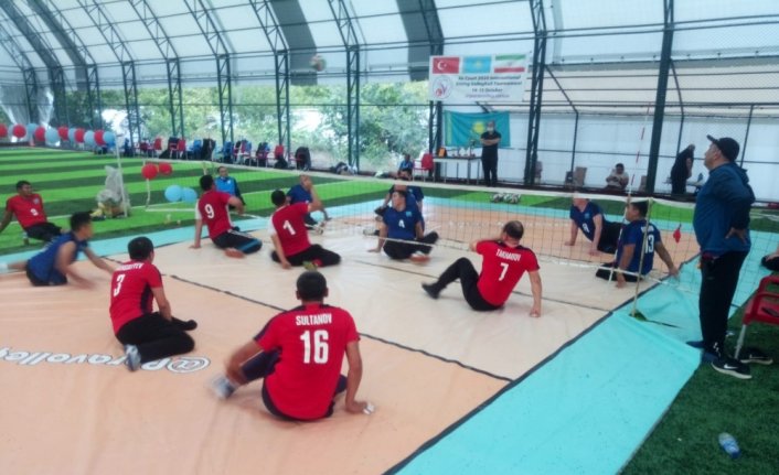 Oturarak voleybolda dostluk maçı