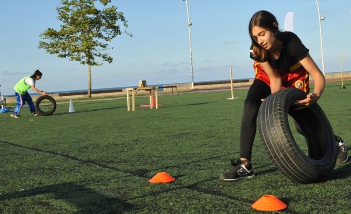 Pandemi dolayısıyla evde hareketsiz kalan çocuklar 