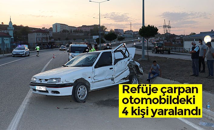 Refüje çarpan otomobildeki 4 kişi yaralandı