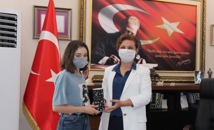 Sokak hayvanlarına yiyecek almak için harçlık biriktirdi