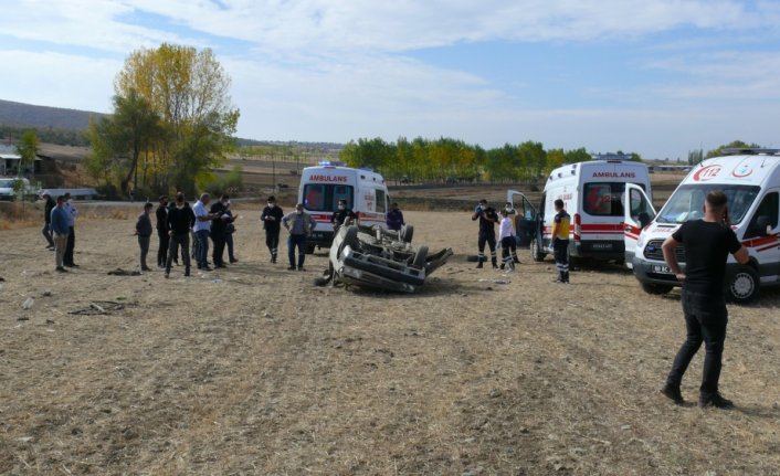 Tokat'ta otomobil tarlaya devrildi: 7 yaralı
