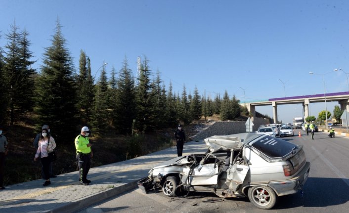 Tokat'ta traktöre çarpan otomobilin sürücüsü ile babası yaralandı