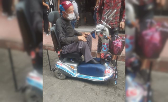 Trabzon'da engelli aracının lastiği patlayan kişiye jandarma yardım etti