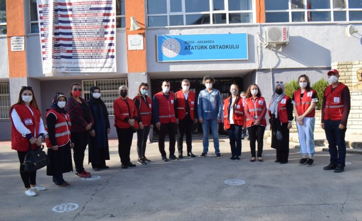 Türk Kızılay'dan öğrencilere kışlık kıyafet yardımı