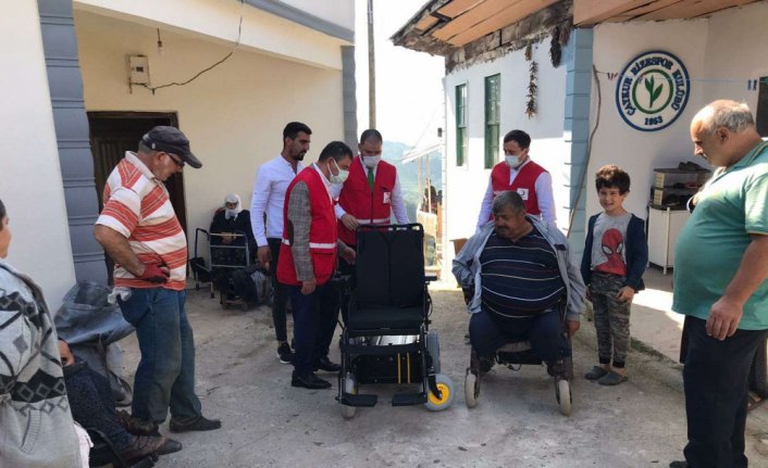 Türk Kızılay'dan Rize'de tekerlekli sandalye yardımı