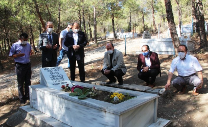 Van depreminde yaşamını yitiren öğretmen Oktay Türkoğlu mezarı başında anıldı