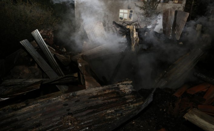 Yusufeli'nde çıkan yangında 2 ev zarar gördü