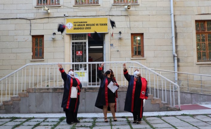 52 yaşında meslek lisesinden mezun olmanın mutluluğunu yaşıyor