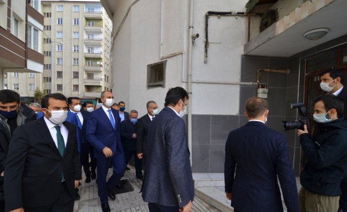 Adalet Bakanı Gül, depremzede aileye başsağlığı ziyaretinde bulundu