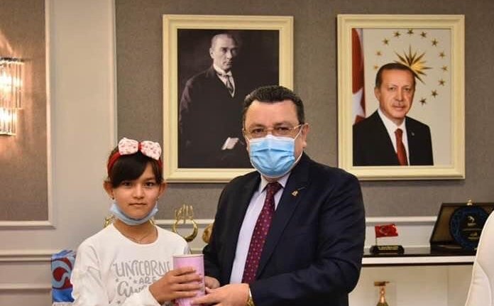 Afganistanlı Fatma, biriktirdiği harçlıkları depremzedelere bağışladı