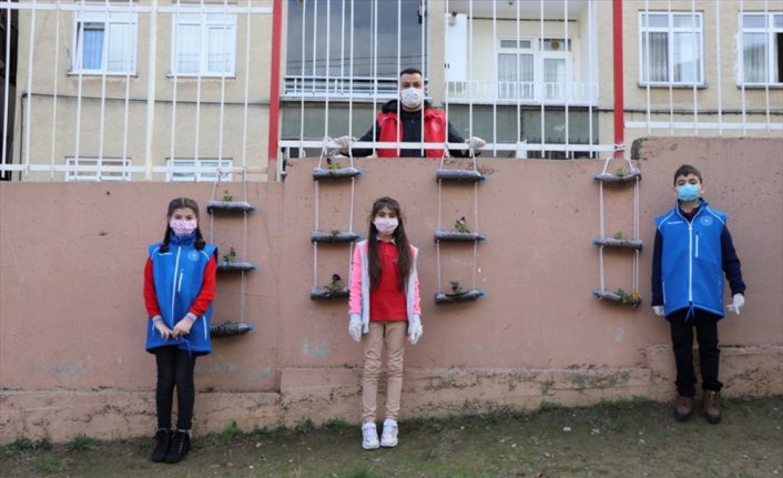 Atık pet şişeler kuş yemliği, saksı, kalemlik gibi ürünlere dönüşüyor