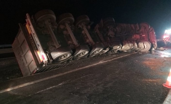 Bolu'da balık yüklü tır devrildi: 1 yaralı