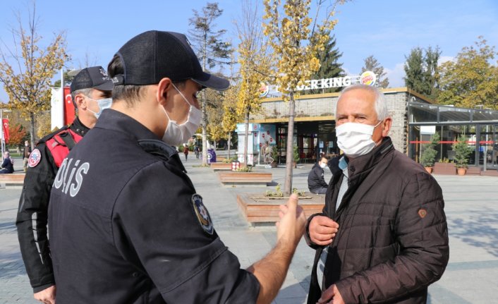 Bolu'da polis ekipleri sigara içen ve maske takmayanlara ceza uyguladı