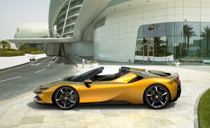 Ferrari, Plug-in Hibrit Elektrikli Aracı SF90 Spider'ı tanıttı